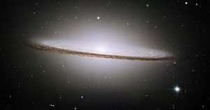 Спиральная галактика M104