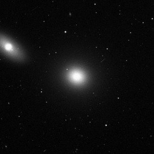 Эллиптическая галактика M105