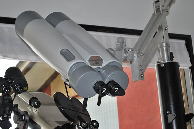 Астрономический бинокль с 25-кратным увеличением и апертурой 150мм