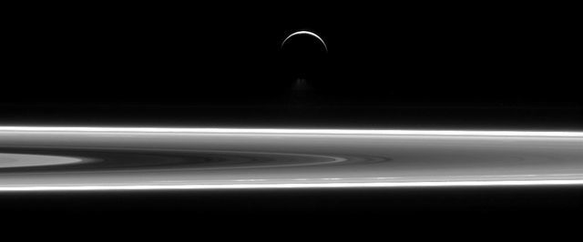 Вид сбоку на Энцелада и кольцо Е